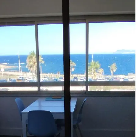 Six-fours Vue Et Situe Devant La